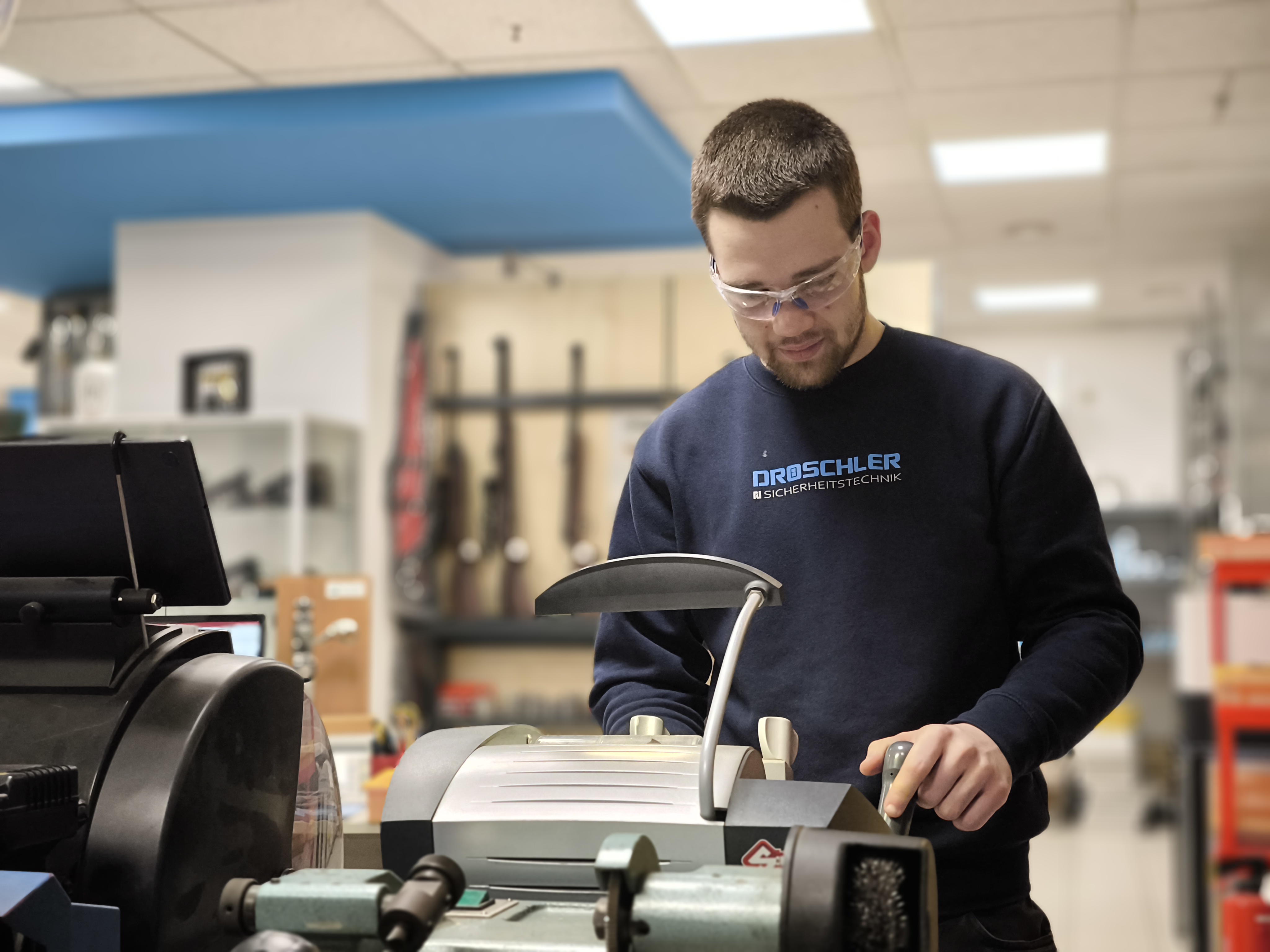Arbeit an Kopiemaschine im Schlüsseldienst